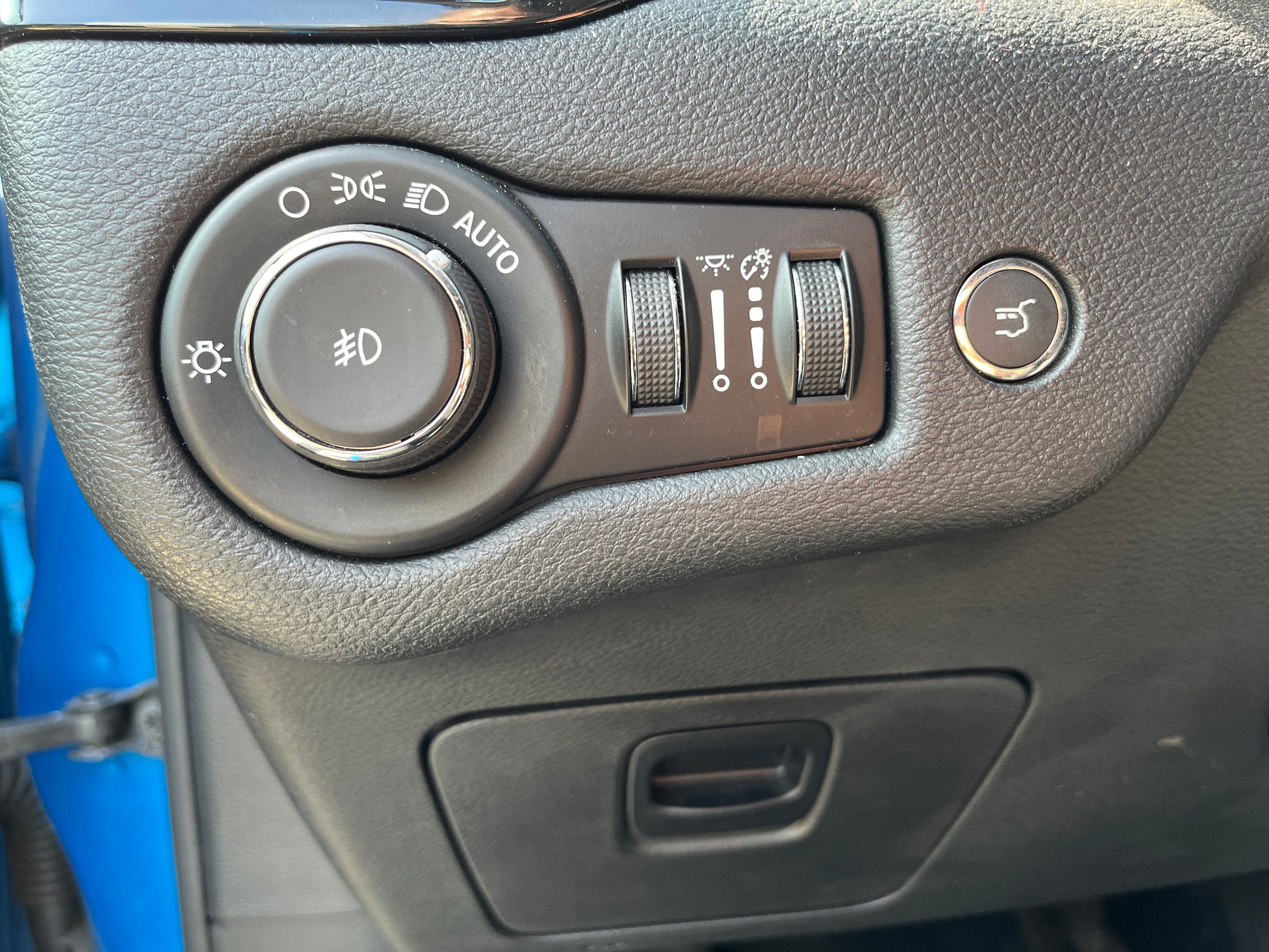 Used 2020 Jeep Cherokee Latitude Plus AWD/4WD image 22