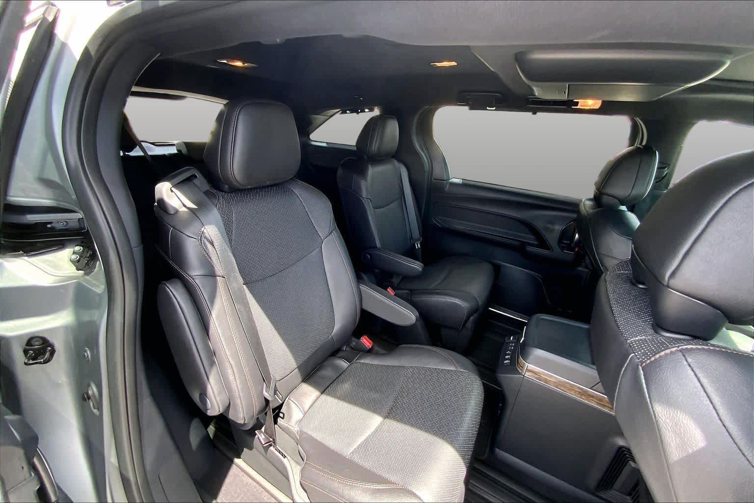 Used 2025 Toyota Sienna Platinum FWD image 20