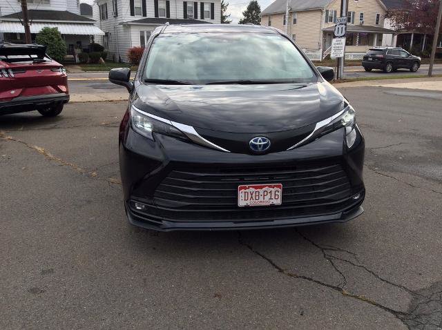 Used 2025 Toyota Sienna XLE image 3