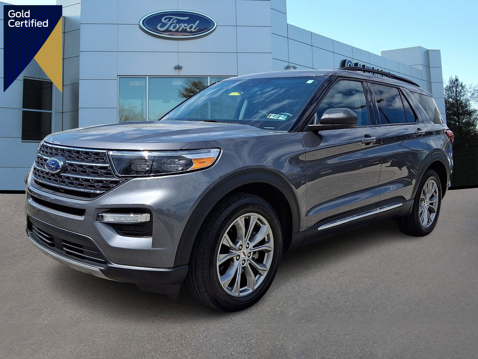 Certified 2024 Ford Explorer XLT w/ Equipment Group 202A AWD/4WD image 1