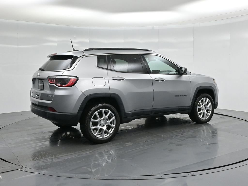 Used 2023 Jeep Compass Latitude image 12