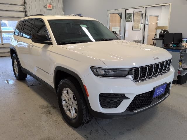 Used 2023 Jeep Grand Cherokee Laredo AWD/4WD image 7