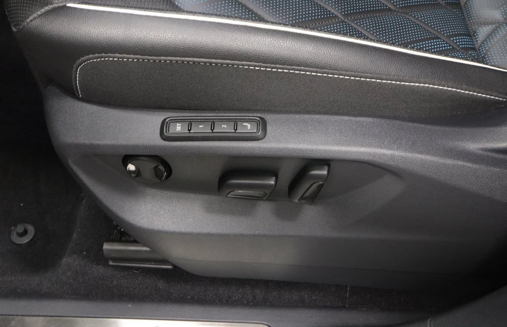 Used 2025 Volkswagen Atlas Cross Sport SEL Premium R-Line AWD/4WD image 25