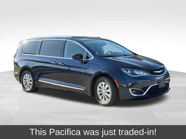 Used 2018 Chrysler Pacifica Touring-L FWD image 1