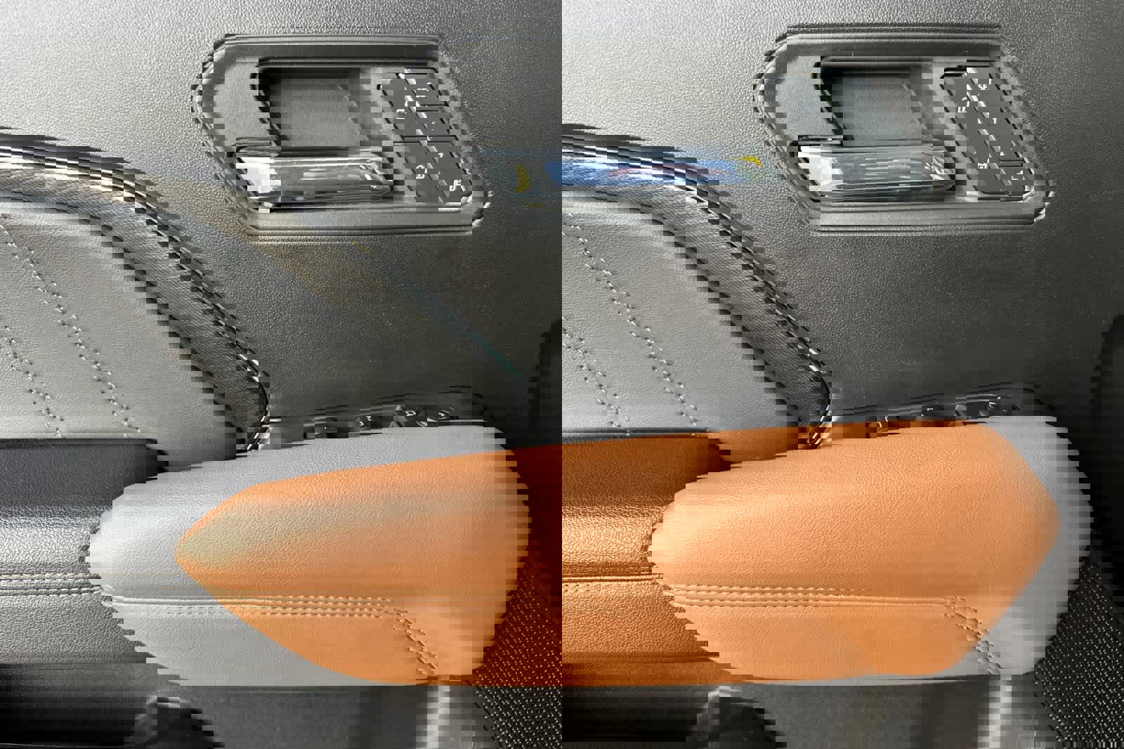 Used 2023 GMC Canyon AT4 w/ AT4 Premium Package image 12