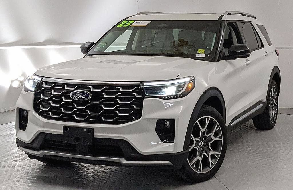 Certified 2025 Ford Explorer Platinum w/ Ultimate Package AWD/4WD image 6