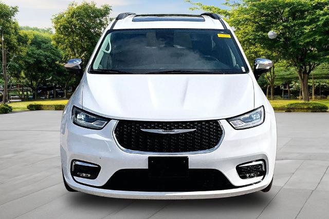 Used 2023 Chrysler Pacifica Limited FWD image 3