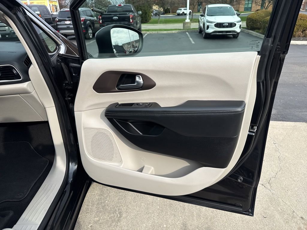 Used 2023 Chrysler Voyager LX image 35