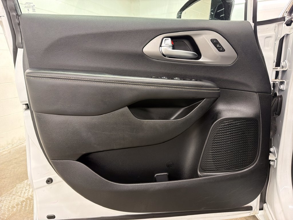 Used 2025 Chrysler Pacifica Select FWD image 16