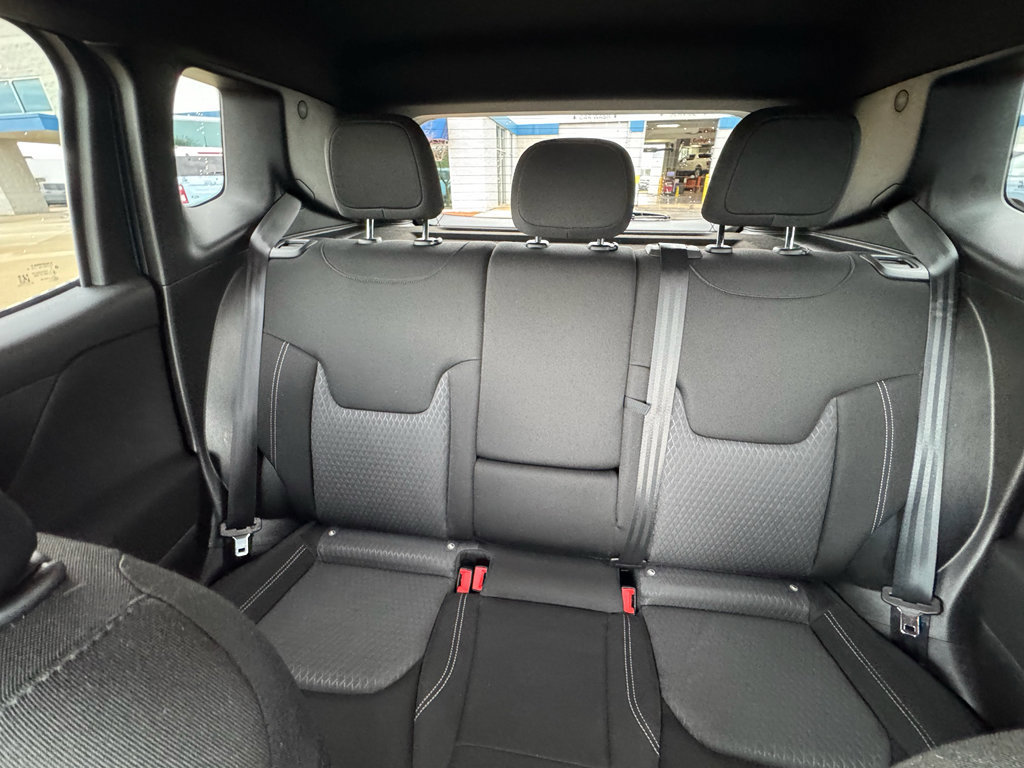 Used 2021 Jeep Renegade Latitude AWD/4WD image 18