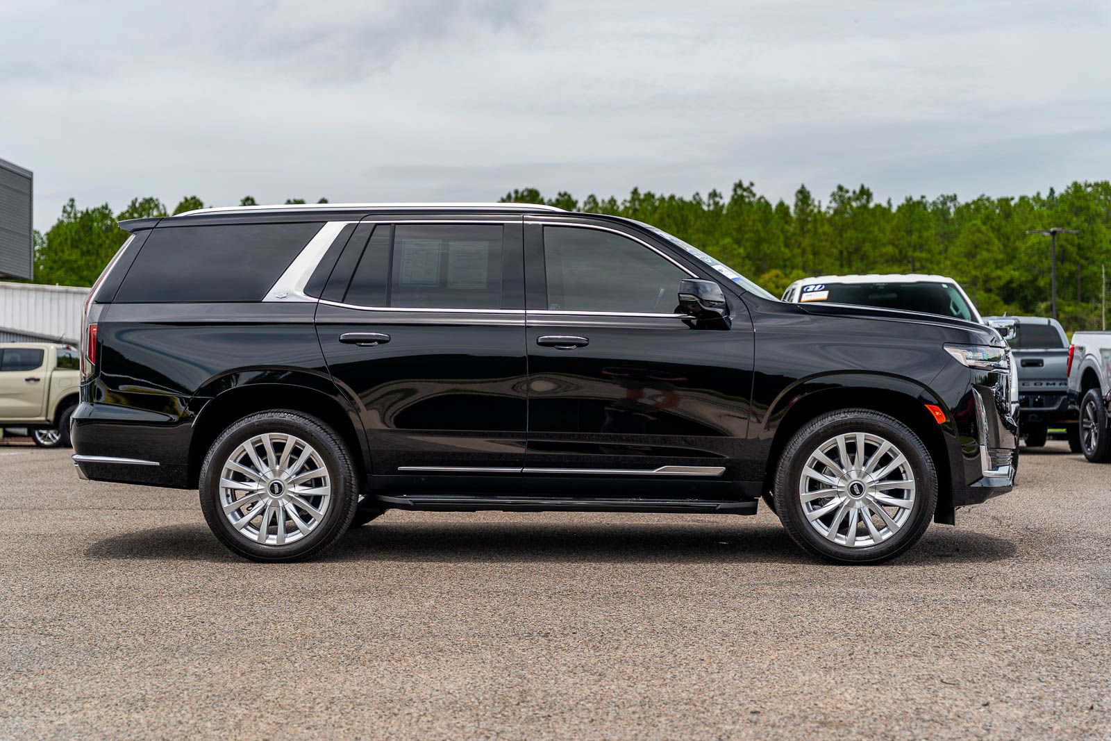 Used 2024 Cadillac Escalade Luxury w/ LPO, Floor Liner Package AWD/4WD image 8