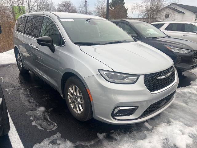Used 2024 Chrysler Pacifica Touring-L FWD image 2