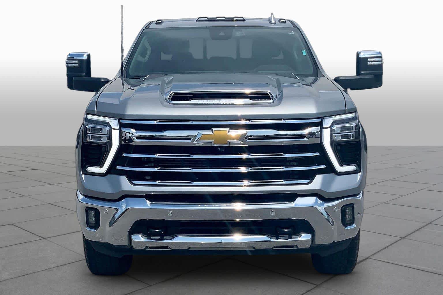 Used 2025 Chevrolet Silverado 2500 LTZ w/ LTZ Convenience Package AWD/4WD image 4