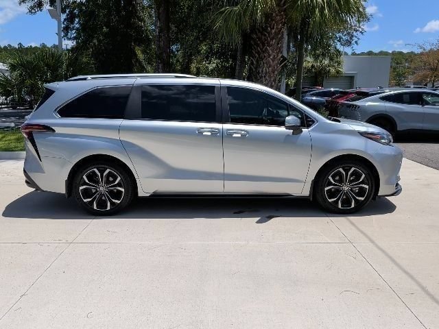 Used 2025 Toyota Sienna Platinum FWD image 4
