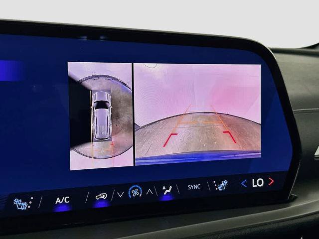 Used 2024 Chevrolet Traverse LT w/ LPO, Floor Liner Package FWD image 27