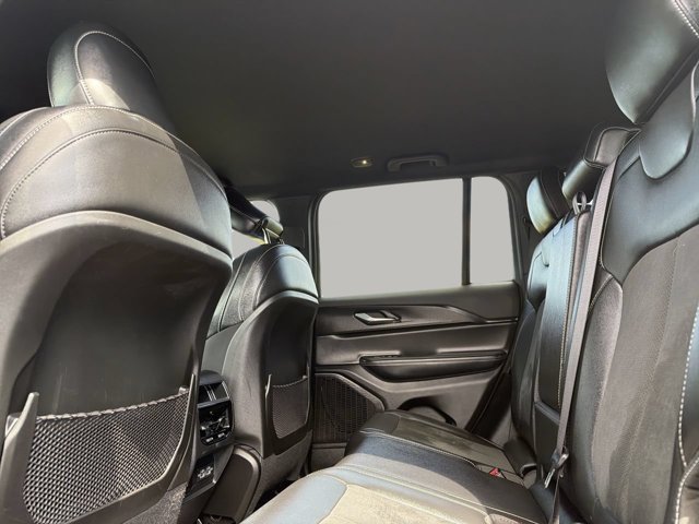 Used 2025 Jeep Grand Cherokee Altitude AWD/4WD image 18