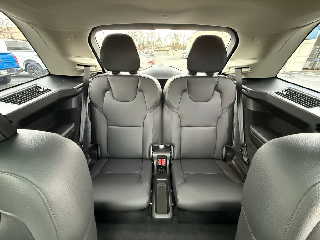 Used 2023 Volvo XC90 B6 Plus image 31