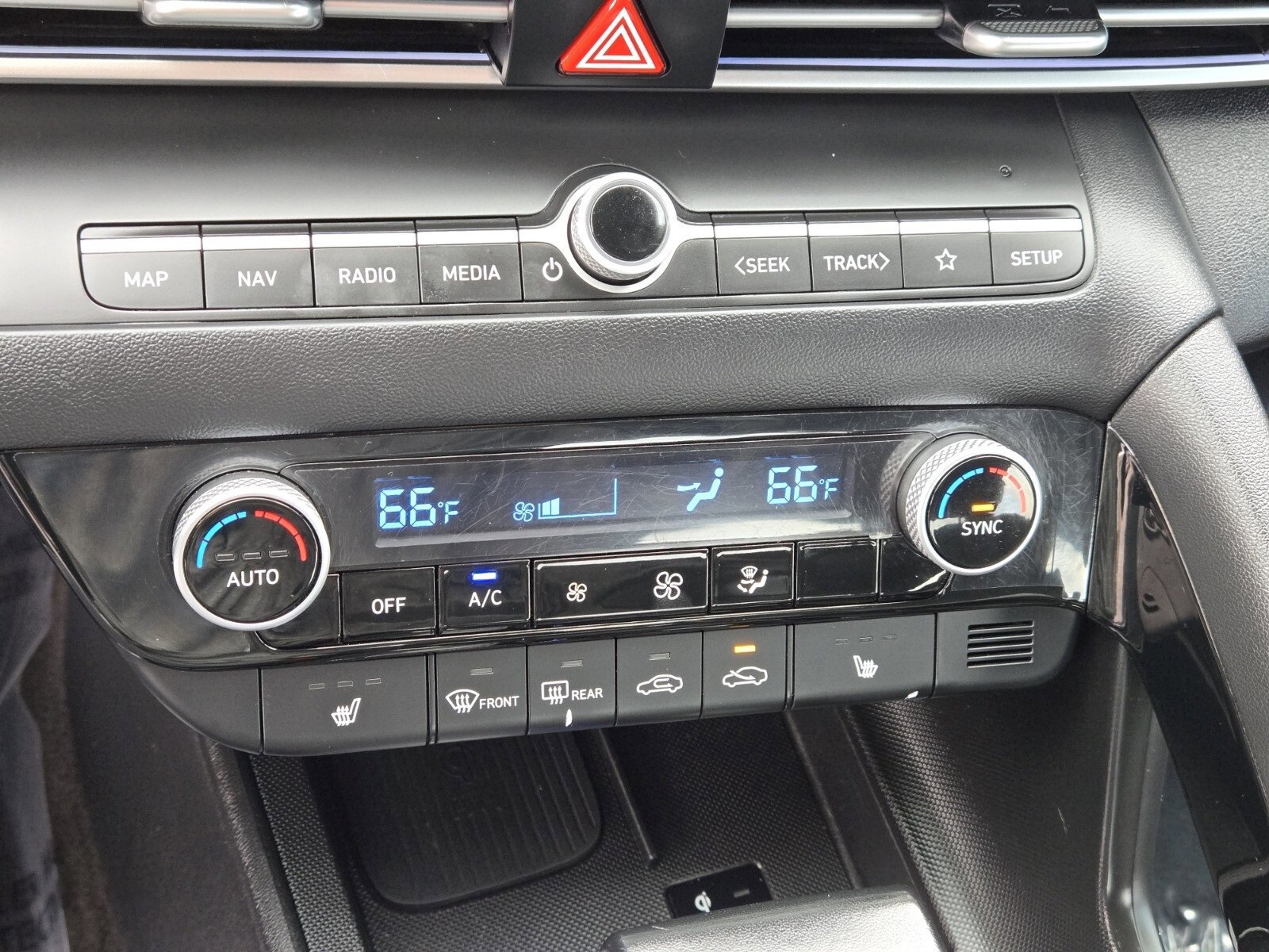 Used 2024 Hyundai Elantra Limited image 22