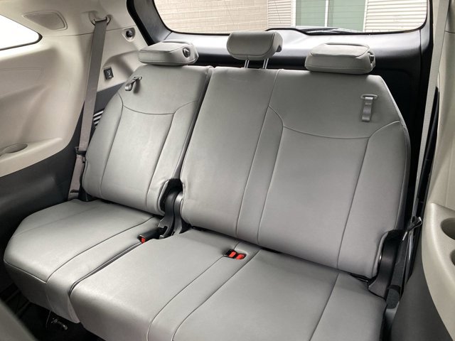Used 2024 Toyota Sienna XLE w/ XLE Plus Package FWD image 22