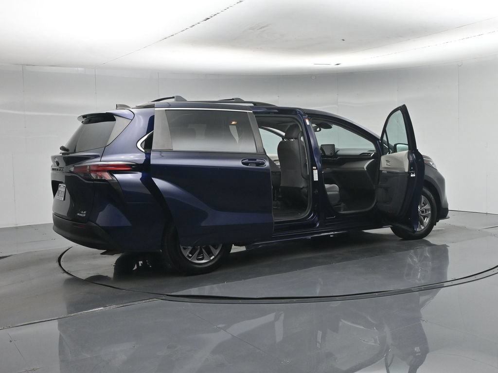Used 2021 Toyota Sienna LE w/ LE Plus Package FWD image 6