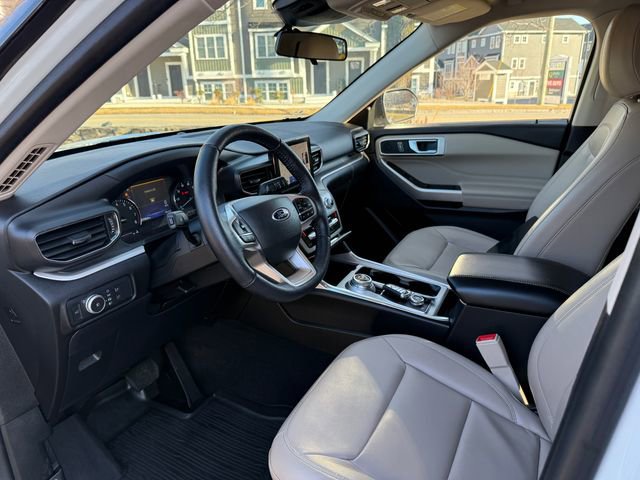 Certified 2022 Ford Explorer XLT w/ Equipment Group 202A image 3