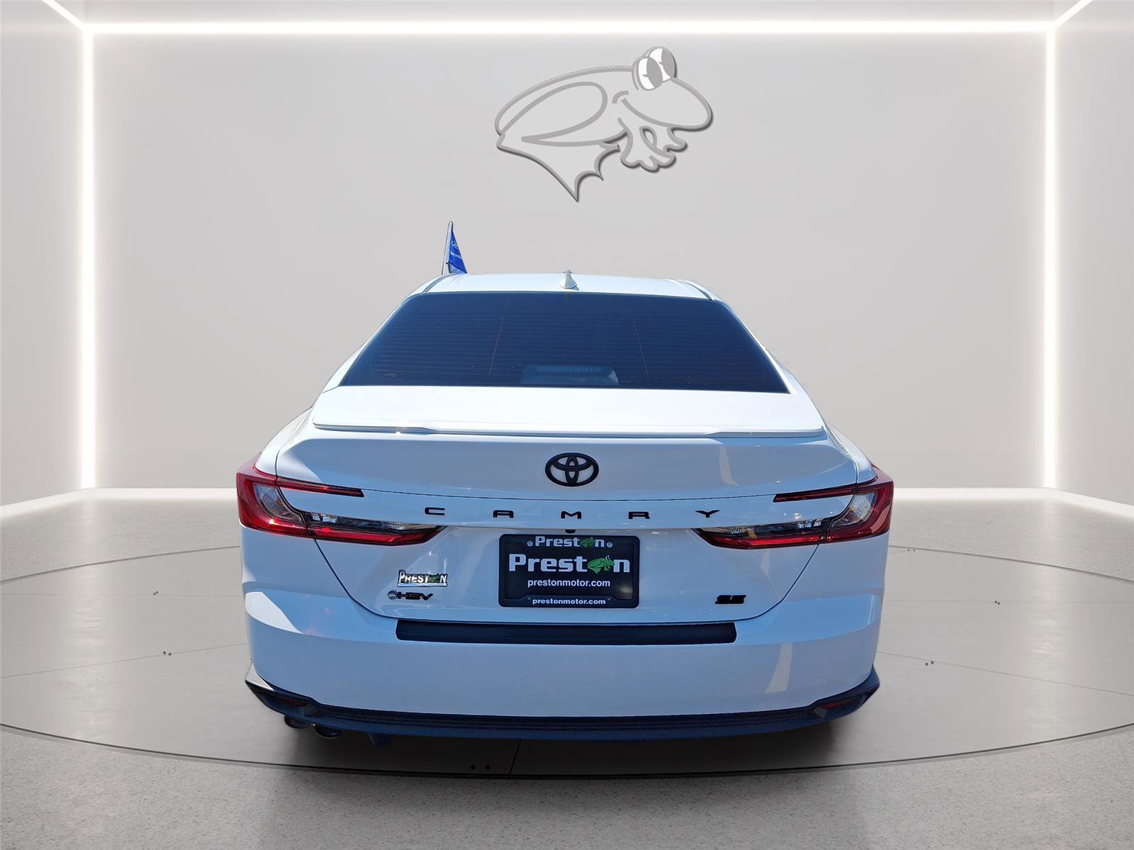 Used 2025 Toyota Camry SE w/ Convenience Package FWD image 4