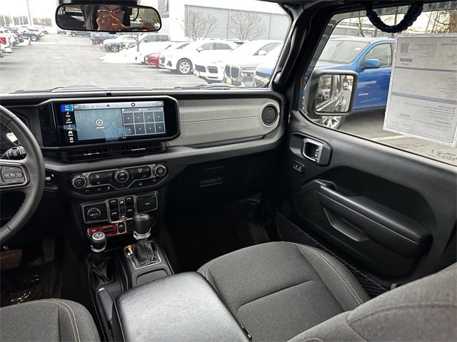 Used 2024 Jeep Wrangler Unlimited image 17