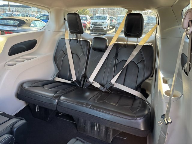 Used 2023 Chrysler Pacifica Touring-L image 18