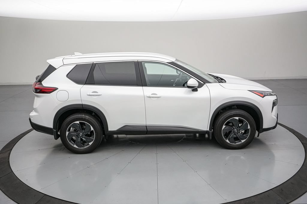 Used 2024 Nissan Rogue SV AWD/4WD image 3