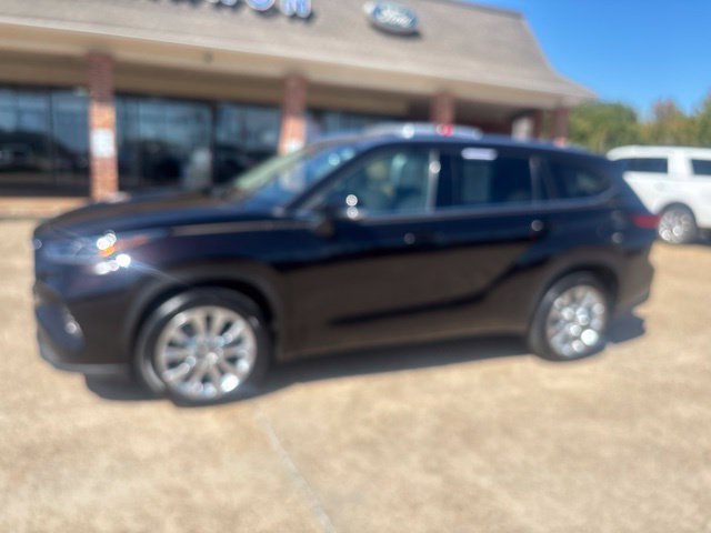 Used 2021 Toyota Highlander Limited FWD image 1