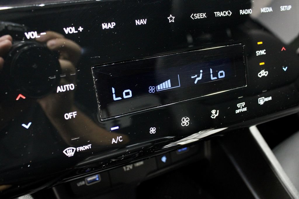 Used 2024 Hyundai Santa Cruz Night AWD/4WD image 32