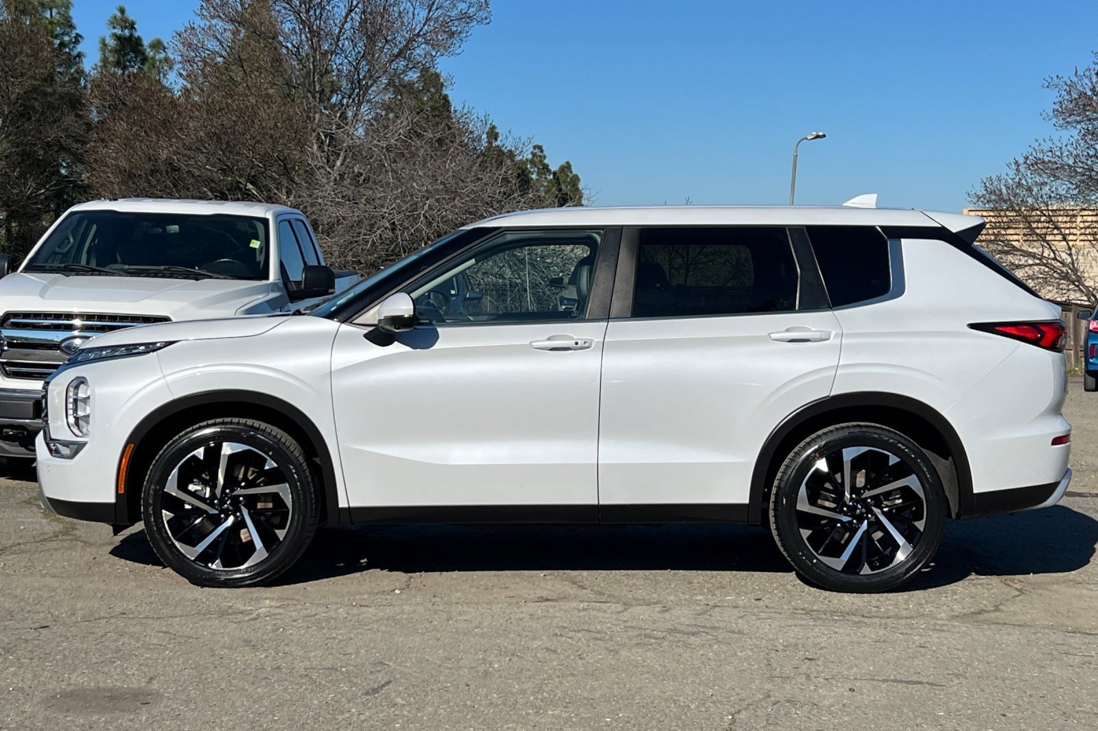 Used 2024 Mitsubishi Outlander FWD image 2