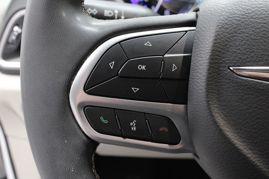 Used 2023 Chrysler Pacifica Touring-L FWD image 29