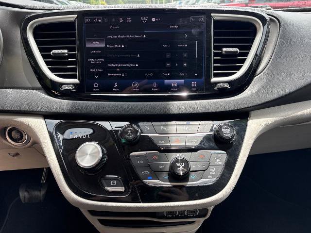 Used 2024 Chrysler Pacifica Touring-L FWD image 24