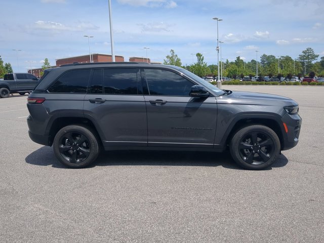 Used 2024 Jeep Grand Cherokee Altitude AWD/4WD image 3