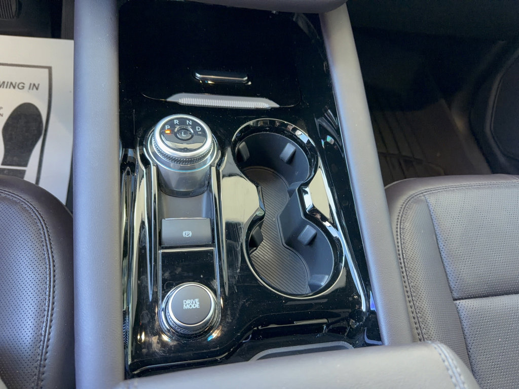 Certified 2025 Ford Explorer Platinum image 24