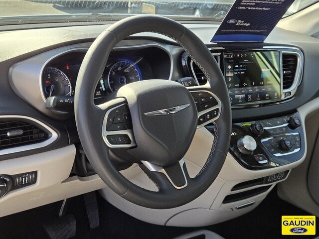 Used 2024 Chrysler Pacifica Touring-L FWD image 20