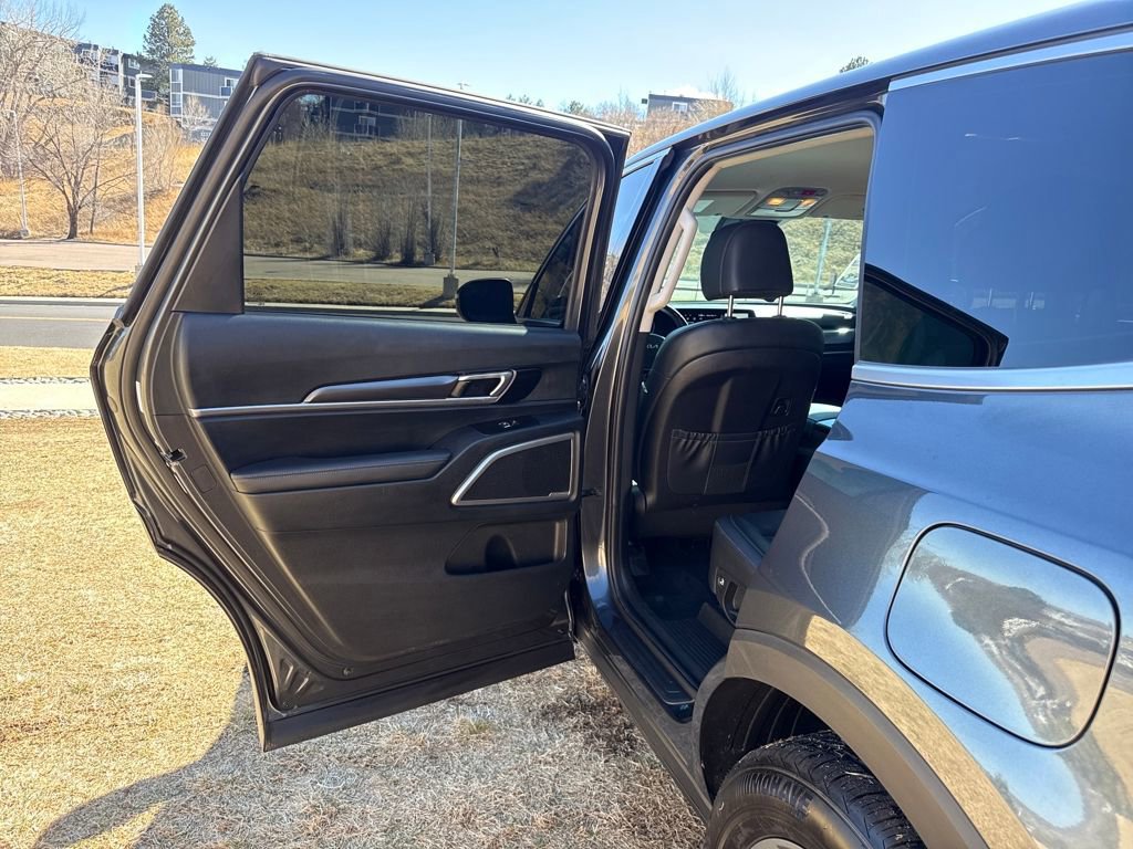Used 2024 Kia Telluride LX image 17