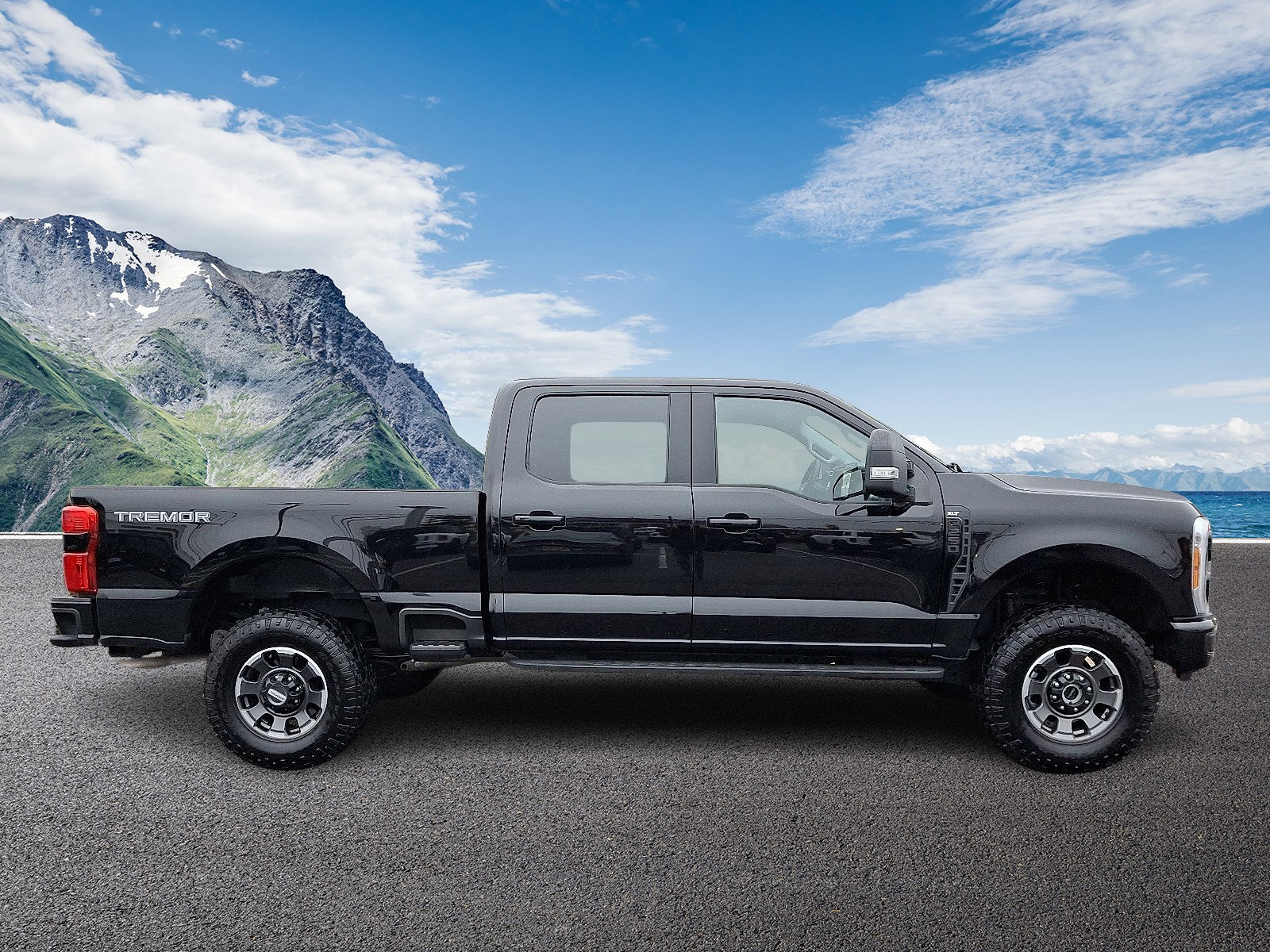 Certified 2023 Ford F250 XLT w/ Black Appearance Package image 7