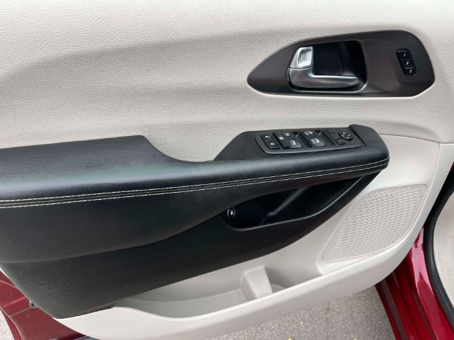 Used 2022 Chrysler Pacifica Touring-L FWD image 26