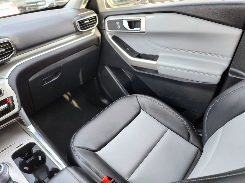 Certified 2022 Ford Explorer XLT w/ Equipment Group 202A image 15