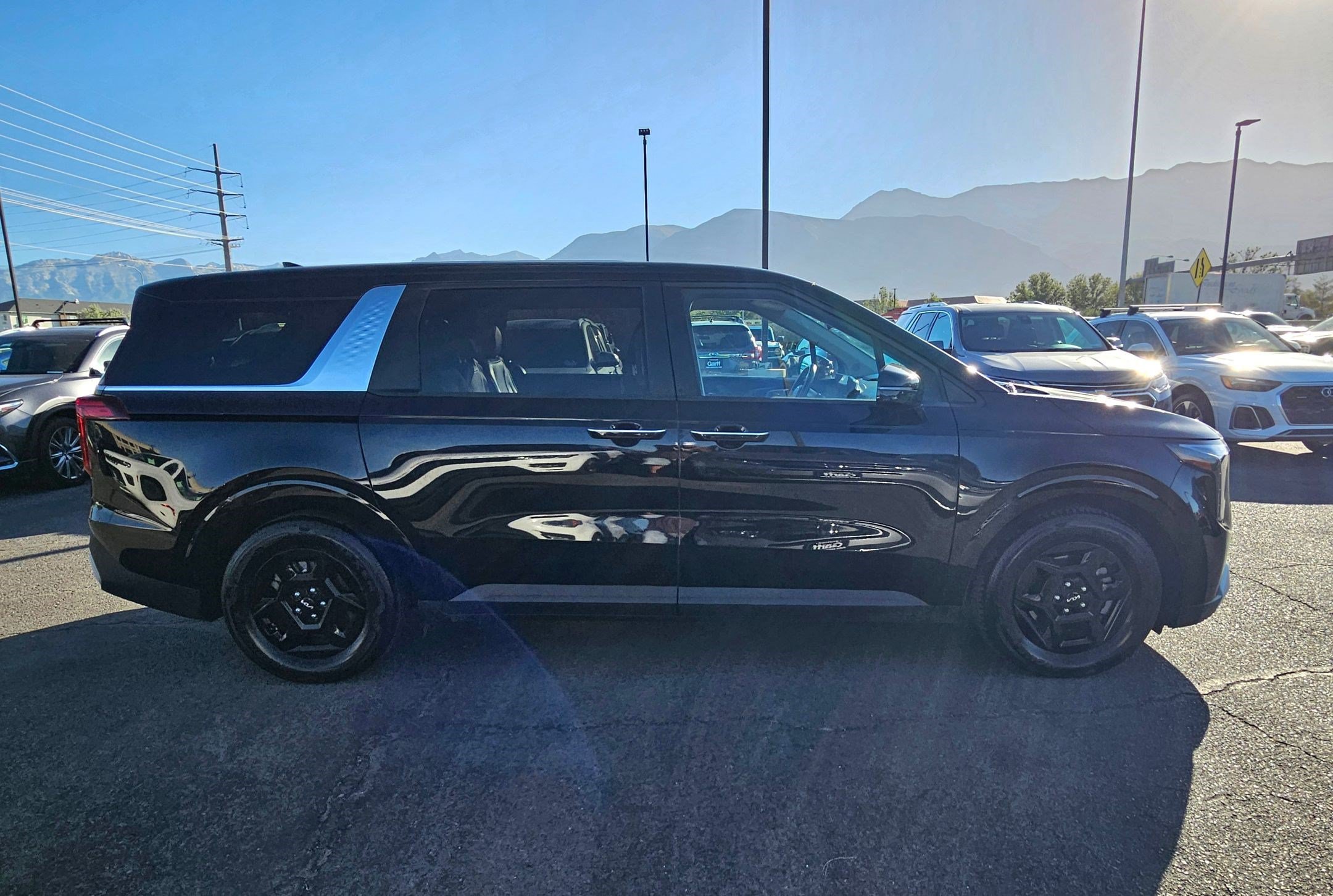 Used 2025 Kia Carnival FWD image 14