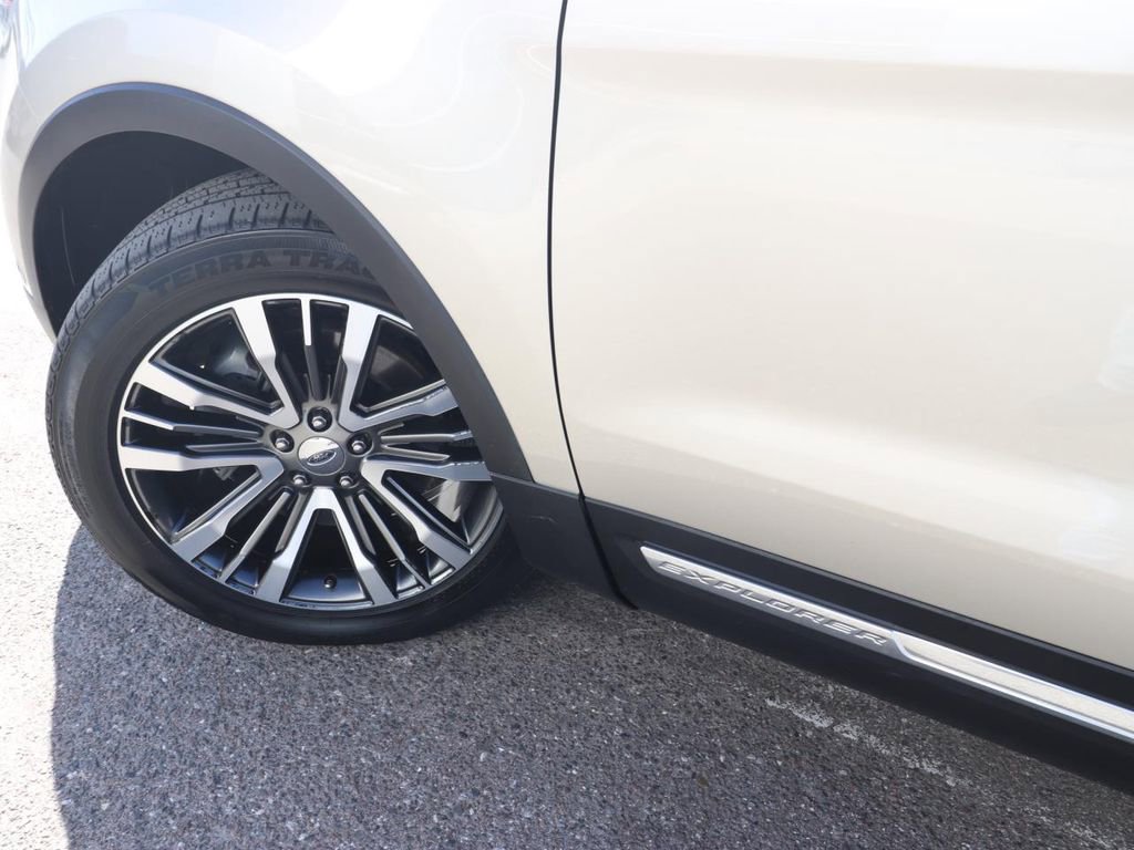 Certified 2017 Ford Explorer Platinum image 3