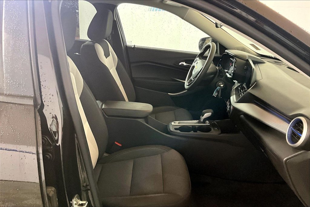 Used 2025 Chevrolet Trax LS FWD image 6