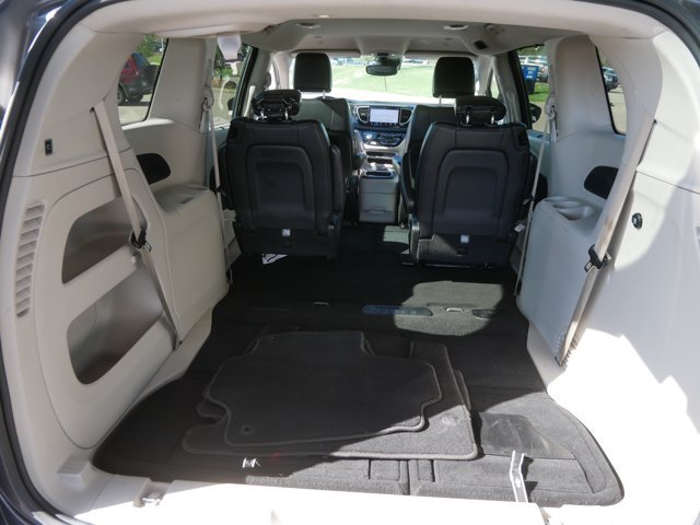 Used 2023 Chrysler Pacifica Touring-L FWD image 10
