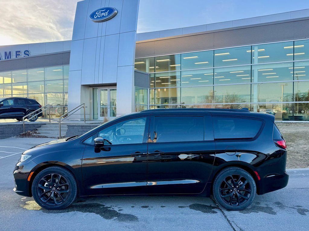 Used 2025 Chrysler Pacifica Limited image 5