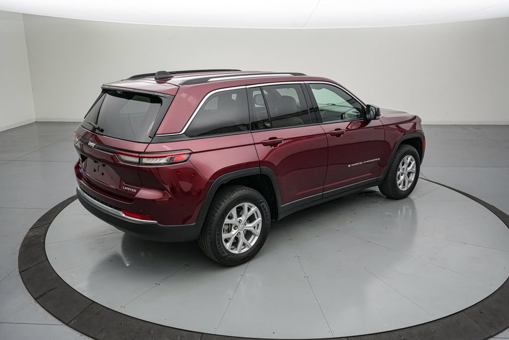 Used 2023 Jeep Grand Cherokee Limited w/ Luxury Tech Group II AWD/4WD image 4