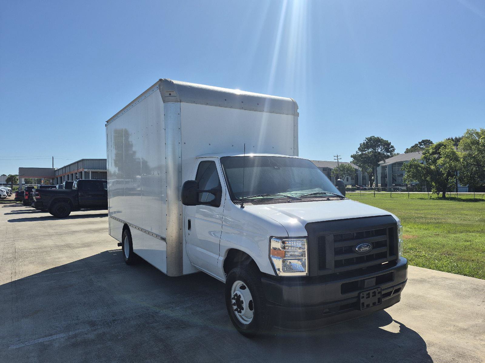 Certified 2024 Ford E-450 and Econoline 450 Super Duty w/ Driver's Safety Package RWD image 12