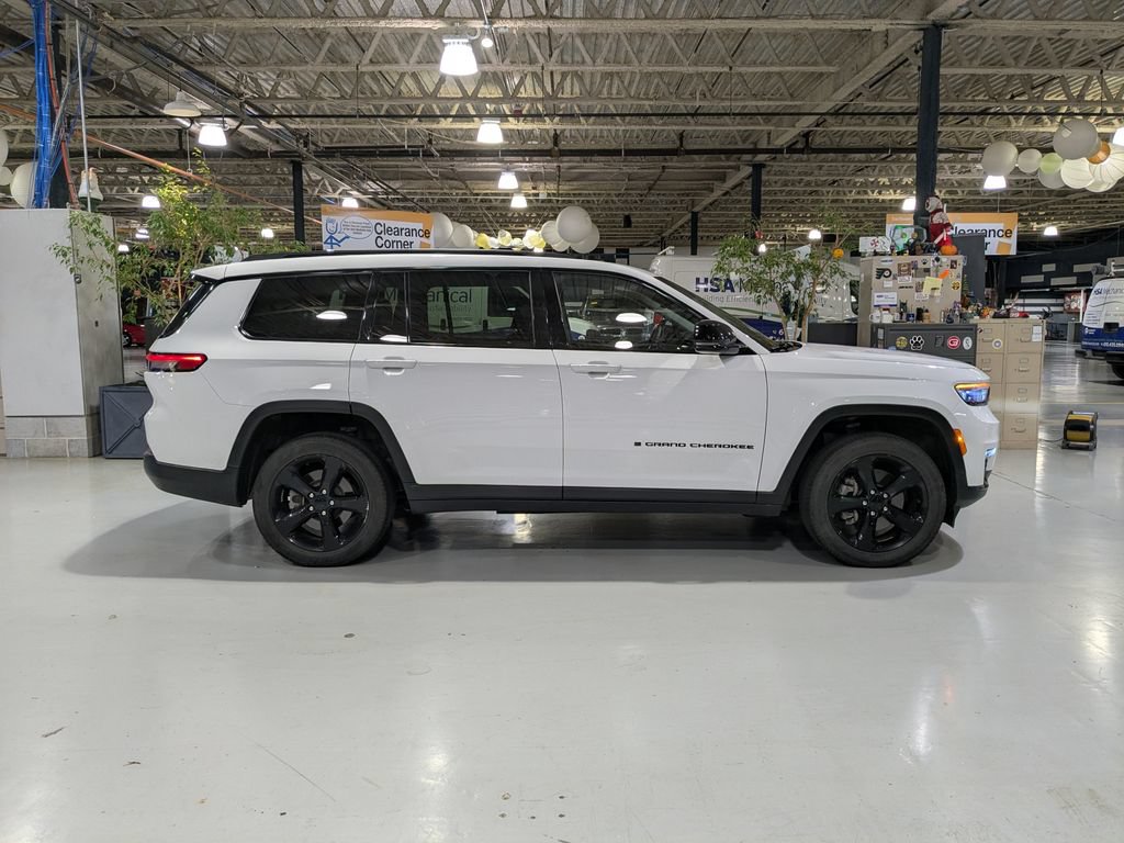 Used 2022 Jeep Grand Cherokee L Limited w/ Black Appearance Package AWD/4WD image 7