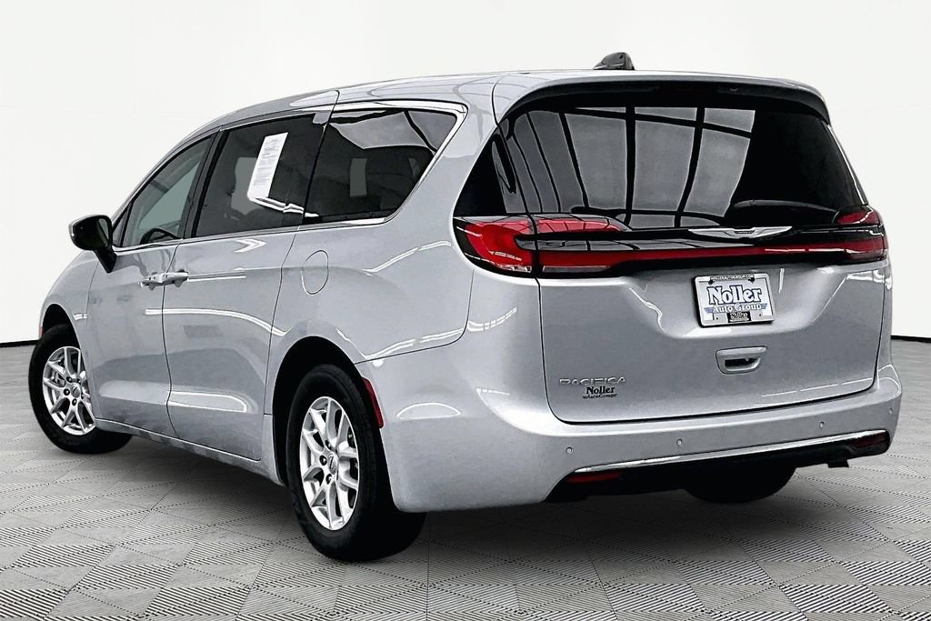 Used 2023 Chrysler Pacifica Touring-L FWD image 13